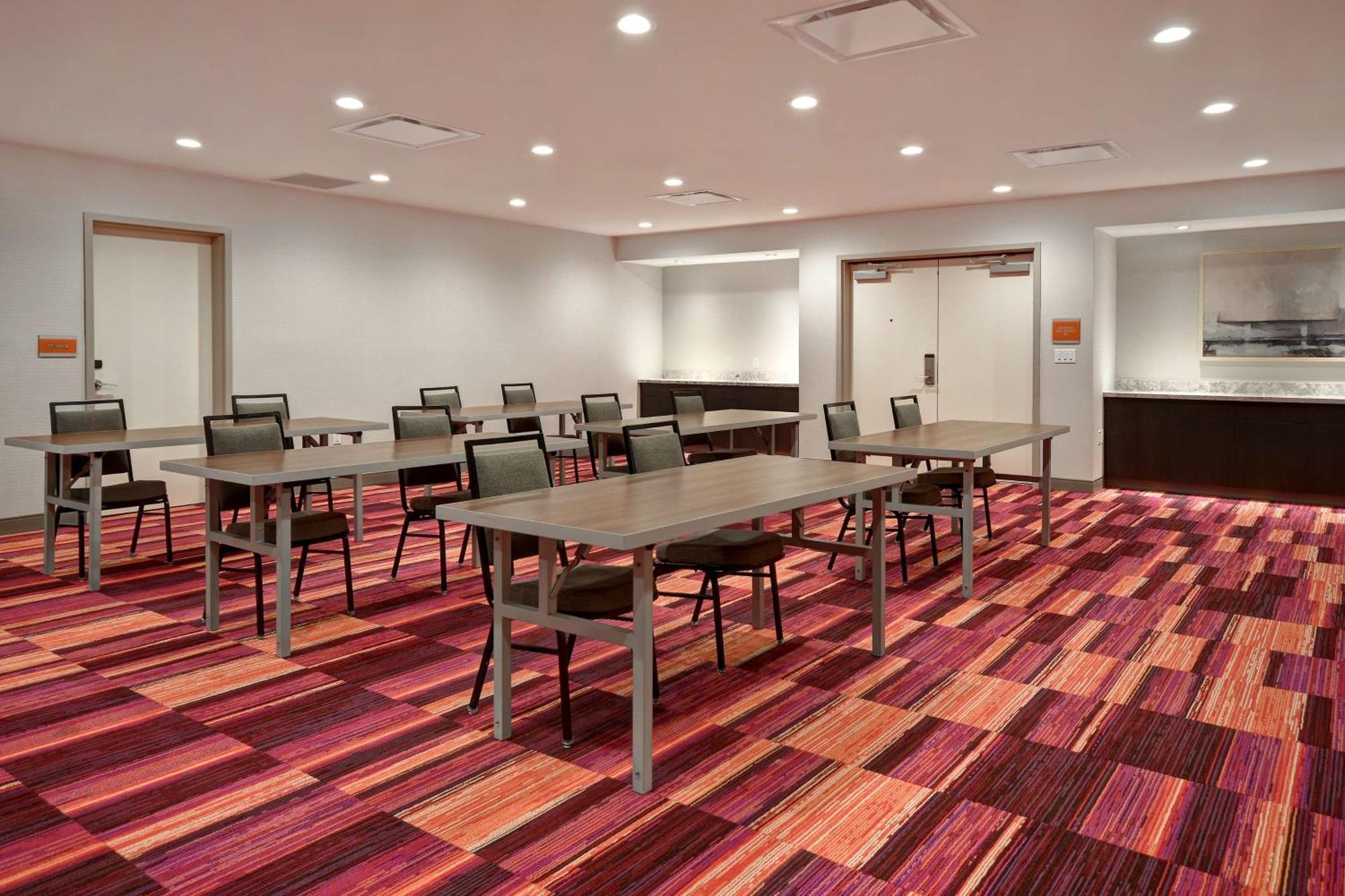 Home2 South, Wi Hotel 3*